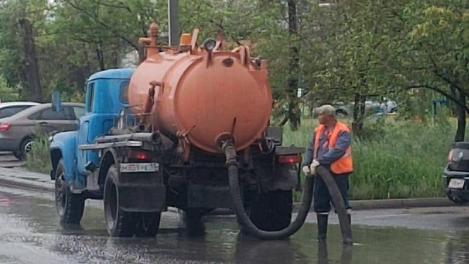 Омские дорожники вышли на борьбу с последствиями дождя