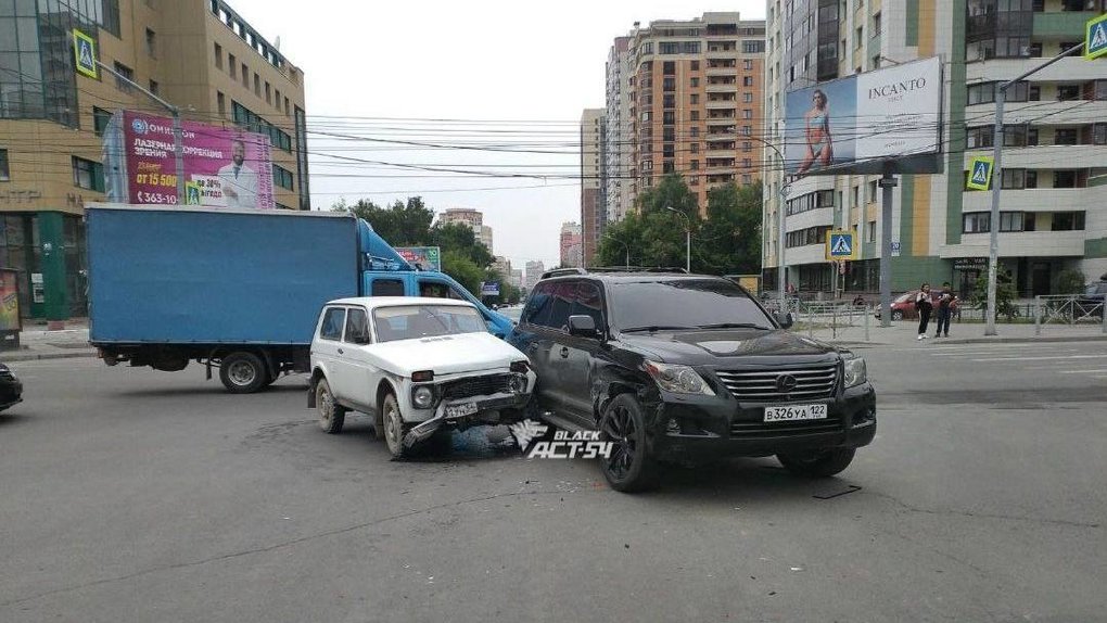 На пересечении двух улиц в Новосибирске произошло ДТП с тонированным Lexus