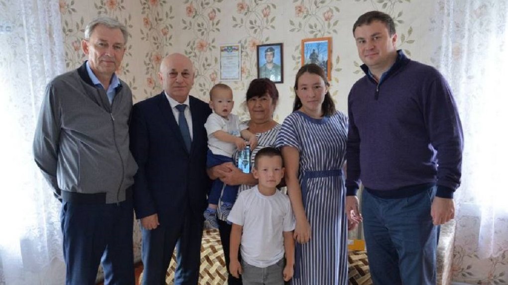 Виталий Хоценко и Александр Артёмов во время поездки в Усть-Ишимский район посетили дом участника СВО