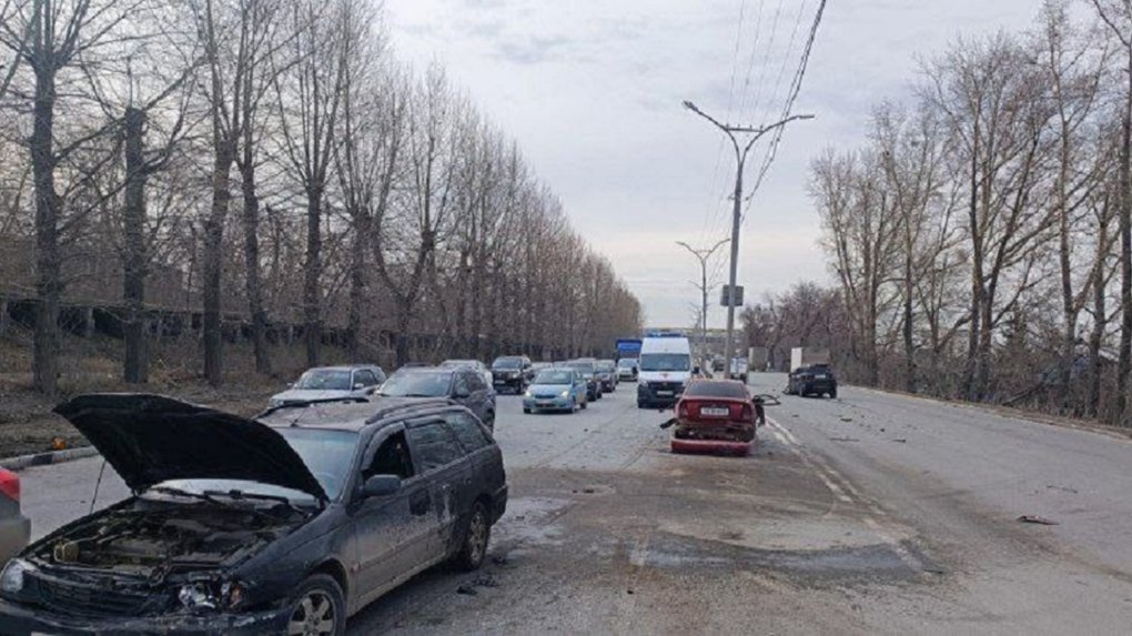 В массовой аварии на Бердском шоссе в Новосибирске пострадали три человека