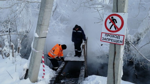 Мост через кипяток, где погиб мужчина, разрушили в Новосибирске