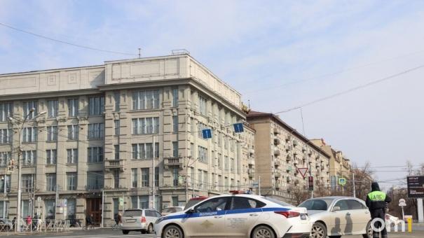 В Новосибирске прохожие вместе со спасателями поставили на колёса перевернувшийся «Гелендваген»