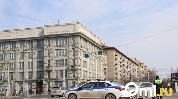 В Новосибирске прохожие вместе со спасателями поставили на колёса перевернувшийся «Гелендваген»