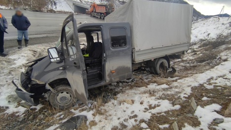На Алтае в полную омичей «ГАЗель» влетел «КамАЗ»