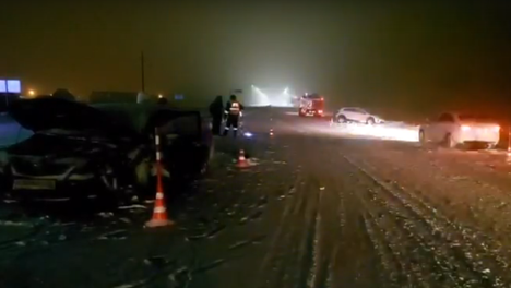 На участке трассы Омск — Тюмень частично ограничили движение из-за жуткой аварии легковушек — ВИДЕО