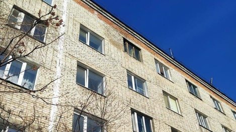 Омичи пожаловались на разрушение кирпичной стены дома в Авиагородке