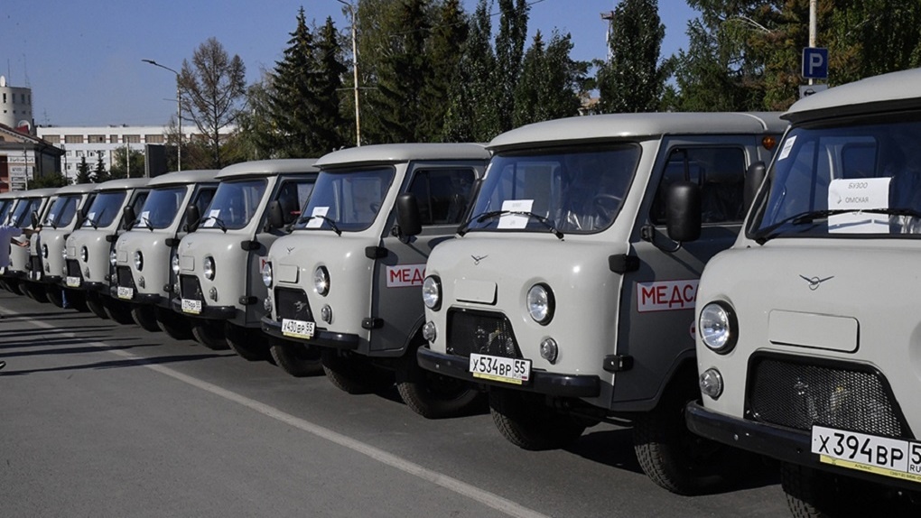 Губернатор Омской области Александр Бурков передал центральным районным больницам 97 машин