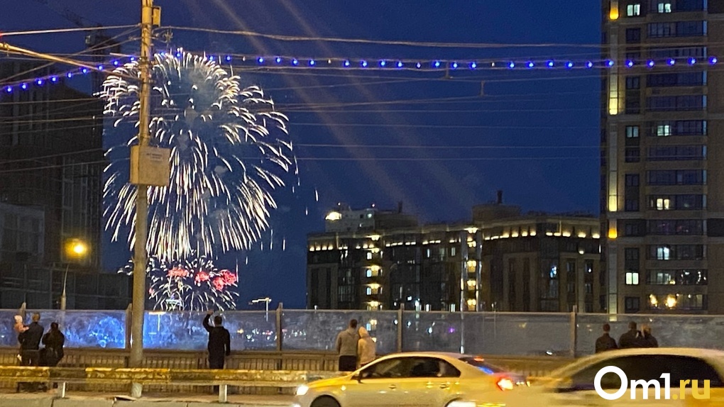 Салют в честь Дня Победы прогремел в небе над Новосибирском