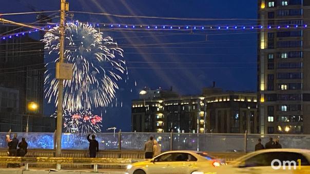 Салют в честь Дня Победы прогремел в небе над Новосибирском