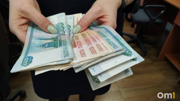 100 тысяч – педиатру, 80 тысяч – неврологу. Опубликованы зарплаты омских медиков
