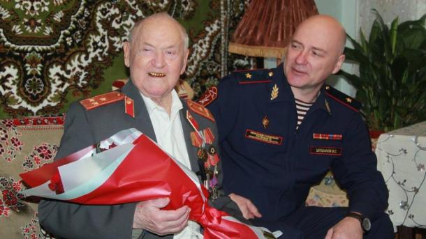 Росгвардия поздравила ветерана Великой Отечественной войны в Новосибирске