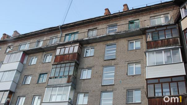 В Омске школьник насмерть разбился, упав с пожарной лестницы