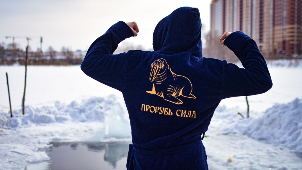 «Купаться без товарищей уже не получится»: новосибирские моржи начали сезон в -12 градусов
