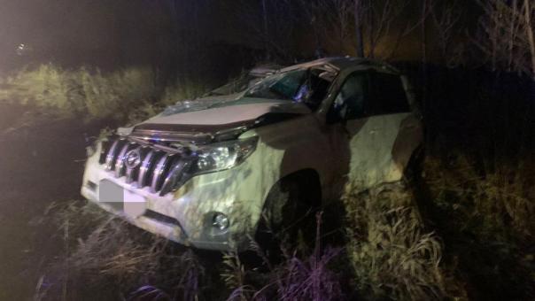 Водителя и пассажира автомобиля Toyota выбросило из машины после ДТП под Новосибирском