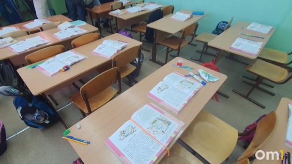 В Омской области дети массово упали в обморок на школьной линейке