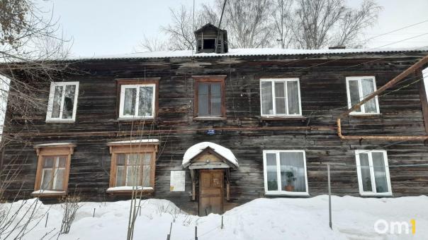 Жизнь на грани обрушения: в этих домах новосибирцы продолжают жить