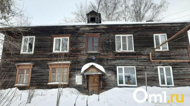 Жизнь на грани обрушения: в этих домах новосибирцы продолжают жить