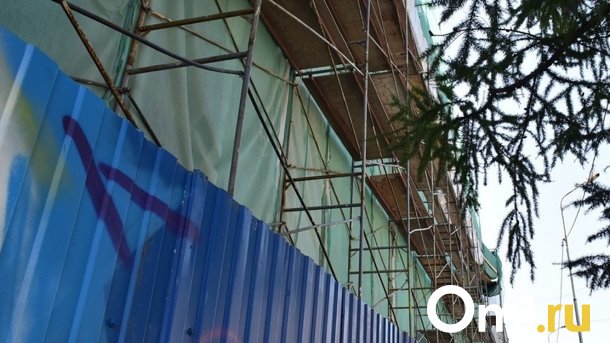 В центре Омска рухнули строительные леса из-за сильного ветра