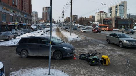 В Новосибирске курьер попал в больницу после столкновения с автомобилем