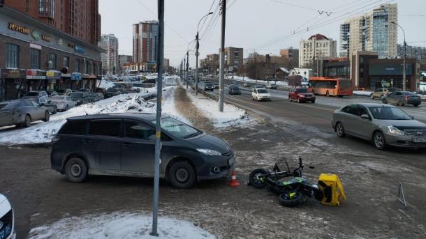 В Новосибирске курьер попал в больницу после столкновения с автомобилем