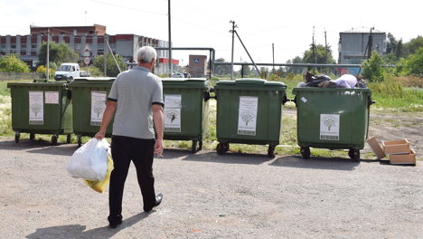 Регоператор просит автовладельцев не загораживать подъезды к точкам сбора мусора