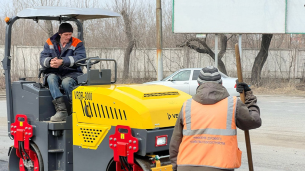В Омске начали ремонтировать дороги с помощью новой техники