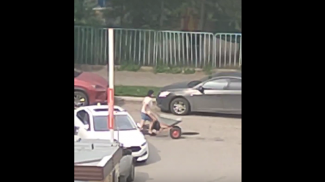 В Омске заметили девушку, которая сама начала латать ямы