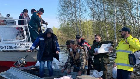 В Омской области «Новые люди» привезли в Усть-Ишим гуманитарную помощь и спасли котят