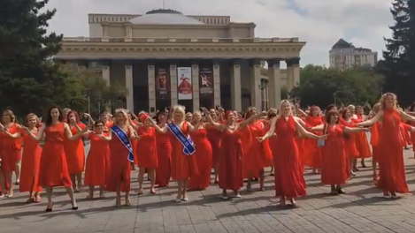 Толпа женщин в красных платьях устроила флешмоб в центре Новосибирска. ВИДЕО