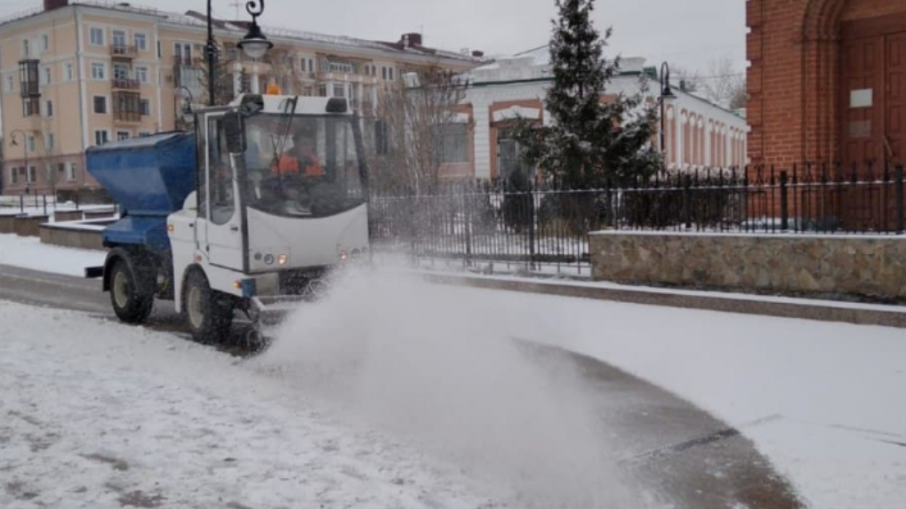 Снег на дорогах Омска теперь будут убирать специальные пылесосы