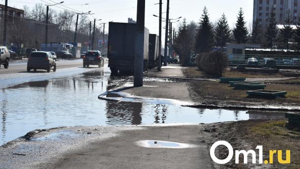 Кипяток просачивается сквозь асфальт: у жильцов омского дома возникла проблема