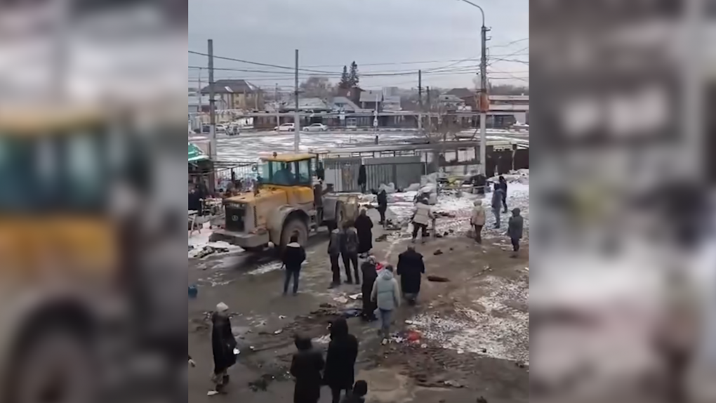 Трактор снёс нелегальные торговые точки мигрантов в Новосибирске