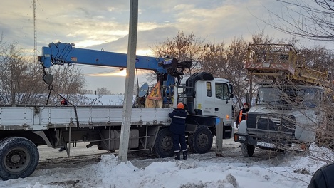 «Не лихачьте»: как часто специалистам «Омскэлектро» приходится менять поврежденные опоры?
