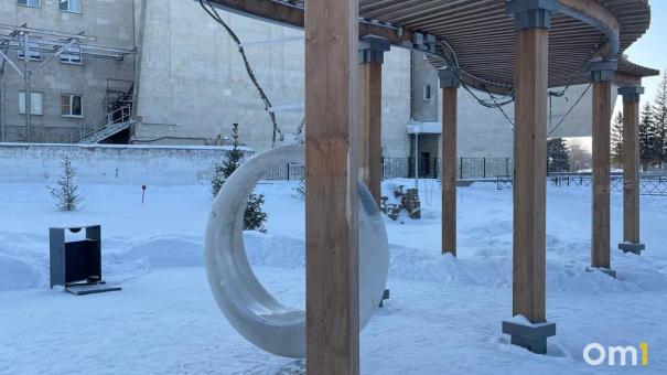 На Театральной площади в Омске исчезли подвесные качели
