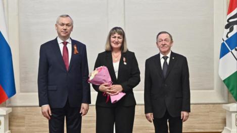 Рад пожать руку каждому: в преддверии Дня Великой Победы губернатор вручил сибирякам высокие награды