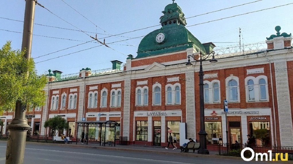 Рассыпающуюся башню с часами в центре Омска затянули проволокой