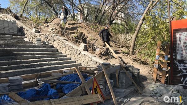 Жители Новосибирска соорудили ступеньки возле закрытой лестницы на Речном вокзале