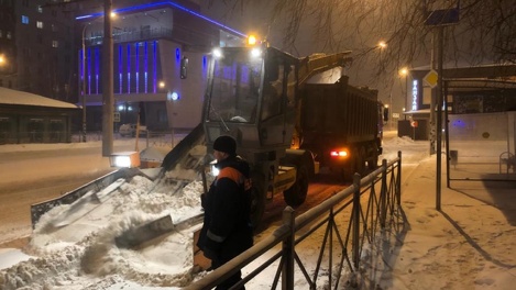 В мэрии рассказали, когда с обочин дорог в Омске уберут завалы снега