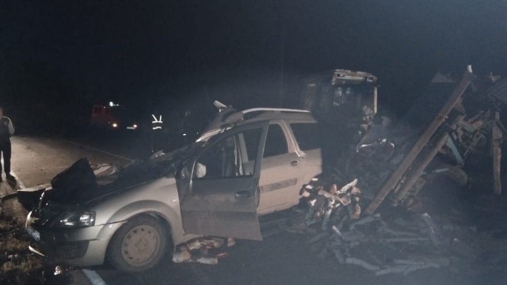 Погибли двое детей. Машина с семью людьми в салоне влетела в гружёный трактор – ФОТО