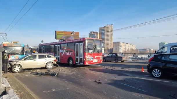 В Омске из-за массовой аварии на мосту встала половина центра