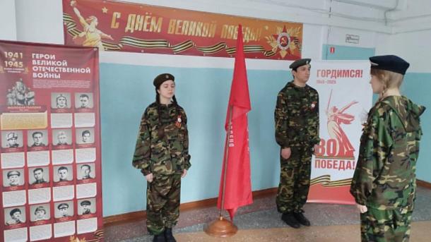 Новосибирским школам вручили Знамя Победы для почётной вахты памяти