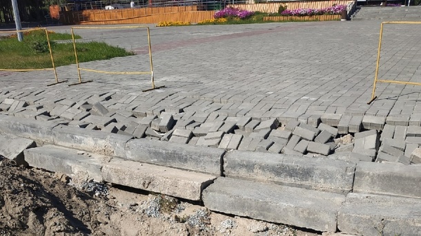 Сделано на честном слове. В Омске начал разрушаться тротуар в Советском парке
