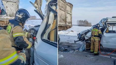 Омича зажало в машине после столкновения с грузовиком