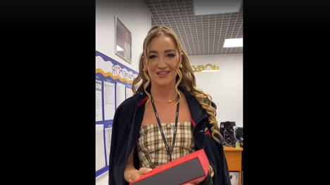 Ольге Бузовой в Омске вручили абонемент на посещение «G-Drive Арены»