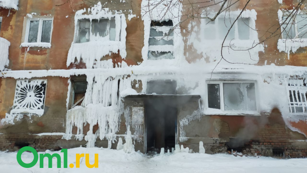 Последних жителей разваливающейся омской многоэтажки выселят принудительно