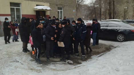 Толпа мигрантов окружила сотрудницу полиции в Новосибирске