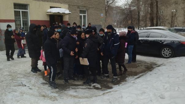 Толпа мигрантов окружила сотрудницу полиции в Новосибирске