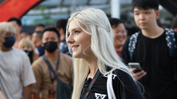 «Исполнила мечту омского телеканала»: порноактриса Ева Эльфи сняла репортаж с матча Аргентины