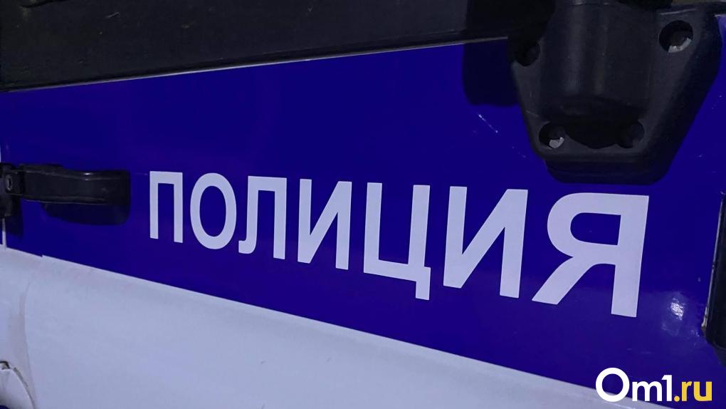 Полицейский из Новосибирска ворвался в квартиру омича и угрожал ему пистолетом