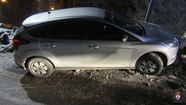 Омич устроил погоню со стрельбой, похитил девушку и увёз её на кладбище